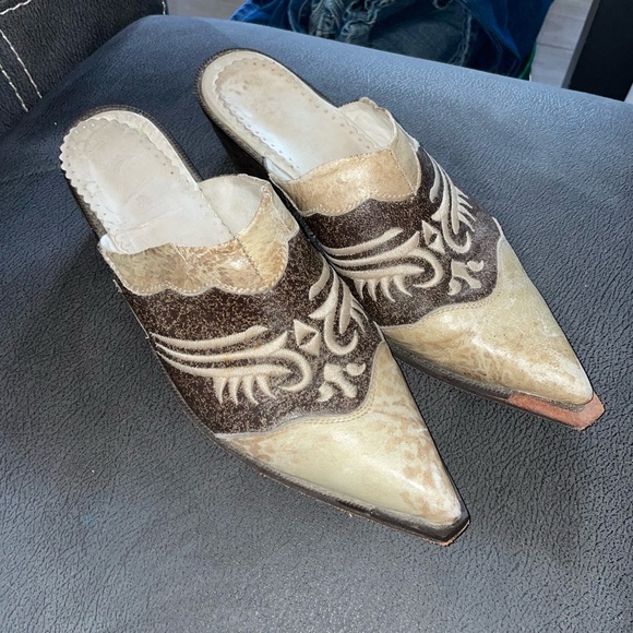 These are cowgirl boot style shoes. The brand is Puro Cuero Leon GTO. Mexico. - Picture 2 of 3